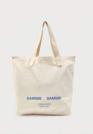 Bolsa tote de lona beige con dos asas y texto azul que dice "SAMSØE SAMSØE COPENHAGEN SINCE 1993" en el centro delantero.