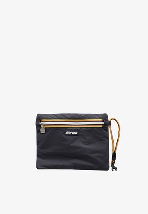 Pochette compatta blu navy con una tasca con cerniera, caratterizzata da strisce gialle, bianche e arancioni, e da un cinturino da polso intrecciato arancione e nero con un moschettone.