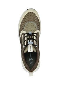 Braune und beige Sport Schuhe mit einem Netz-Obermaterial, runder Zehenpartie und kontrastierender weißer Sohle. Enthält ein Schnürsystem und ein Logo der Marke auf der Zunge.
