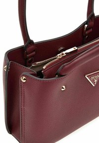 Sac à main en simili cuir bourgogne avec quincaillerie dorée, doté d'un compartiment zippé, d'insertions décoratives et de deux poignées supérieures.