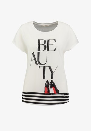 Camiseta blanca de manga corta con la palabra "BELLEZA" en letras negras, adornada con strass, y una gráfica de tacones negros con suelas rojas.