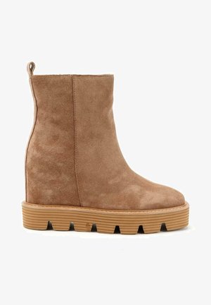 Stivaletti Donna Beige Alti in Camoscio con Zeppa Interna Made in Italy - Calzature Stivaletti Donna Beige Alti in Camoscio con Zeppa Interna Made in Italy - Calzature