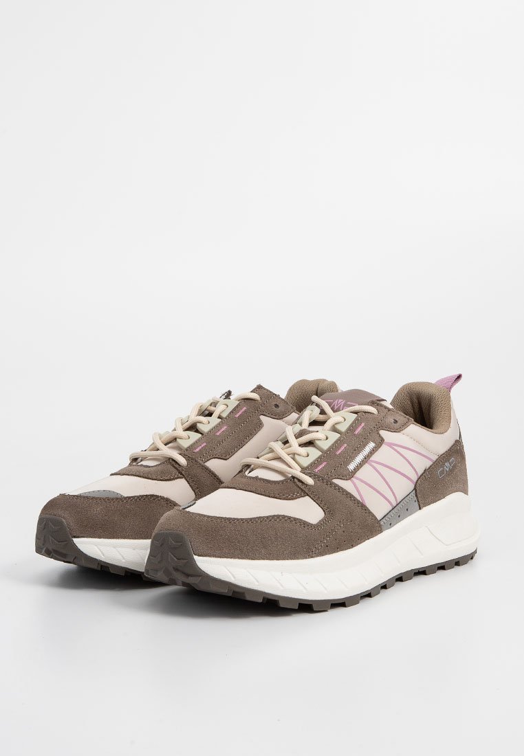 Sneaker marrone e beige con materiali in suede e mesh, caratterizzati da accenti rosa, una suola testurizzata e dettagli di cucitura a contrasto.