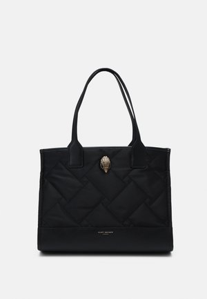 Sort quiltet taske med dobbelte håndtag, guldfarvet fugleornament foran og "Kurt Geiger London" logo nederst i midten.