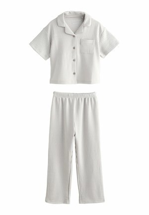 Kurzärmeliges Hemd mit Knopfleiste, Brusttasche und passenden gestreiften elastischen Bundhosen in Hellgrau und Weiß.