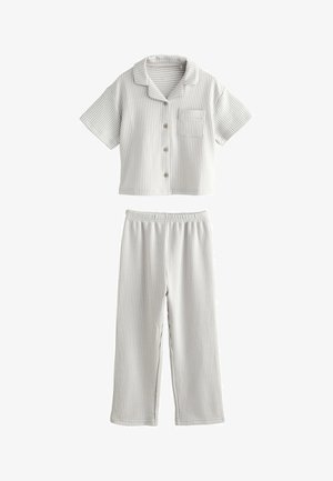 Košile s krátkými rukávy na knoflíky s náprsní kapsou a pruhované kalhoty s elastickým pasem ve světle šedé a bílé barvě.