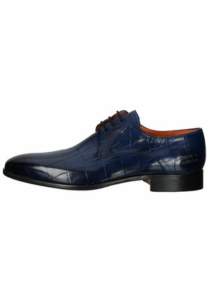 Zapato de vestir de cuero azul marino con textura de cocodrilo, punta afilada, cordones negros finos y tacón bajo. El interior tiene acentos en color naranja.