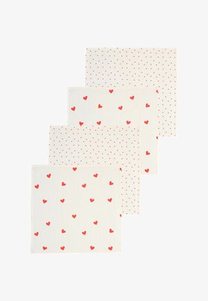 Fire stofservietter med hvid bund og røde hjerteprints. To designs: et med spredte hjerter, et med gittermønster.