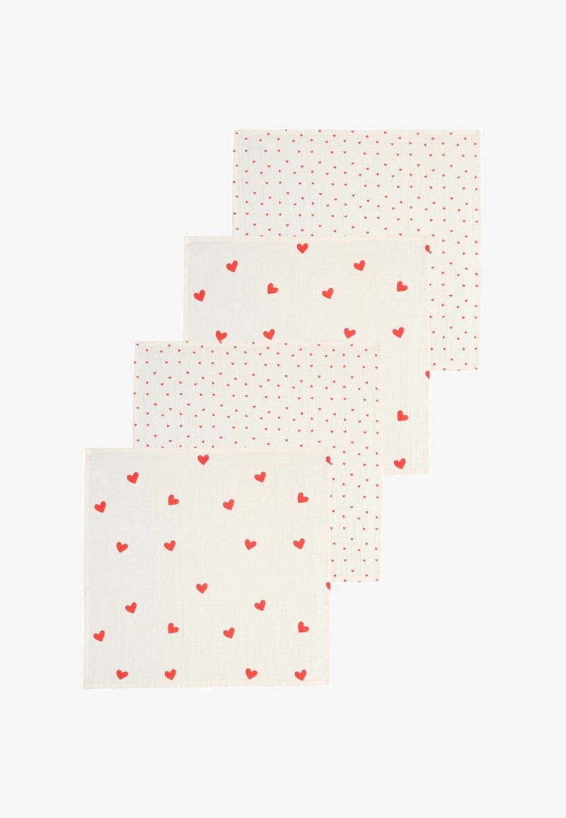 Patru șervețele din pânză cu fundal alb și modele de inimioare roșii. Două modele: unul cu inimioare răsfirate, unul cu model în carouri.