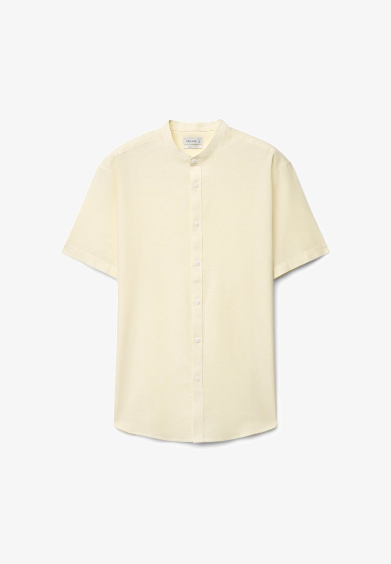 Chemise crème à manches courtes avec boutons, col officier, tissu lisse et coupe décontractée.