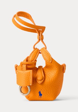 Petit sac à main en cuir orange texturé avec une bandoulière amovible, un détail anneau argenté et un logo joueur de polo bleu à l'avant.