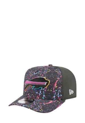 Casquette noire avec un design éclaboussé coloré, logo brodé en rose, bleu et jaune, avec un dos gris uni et une texture perforée.