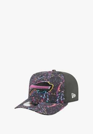 Schwarze Kappe mit einem bunten Spritzdesign, gesticktem Logo in Pink, Blau und Gelb, mit einem soliden grauen Rücken und perforierter Textur.