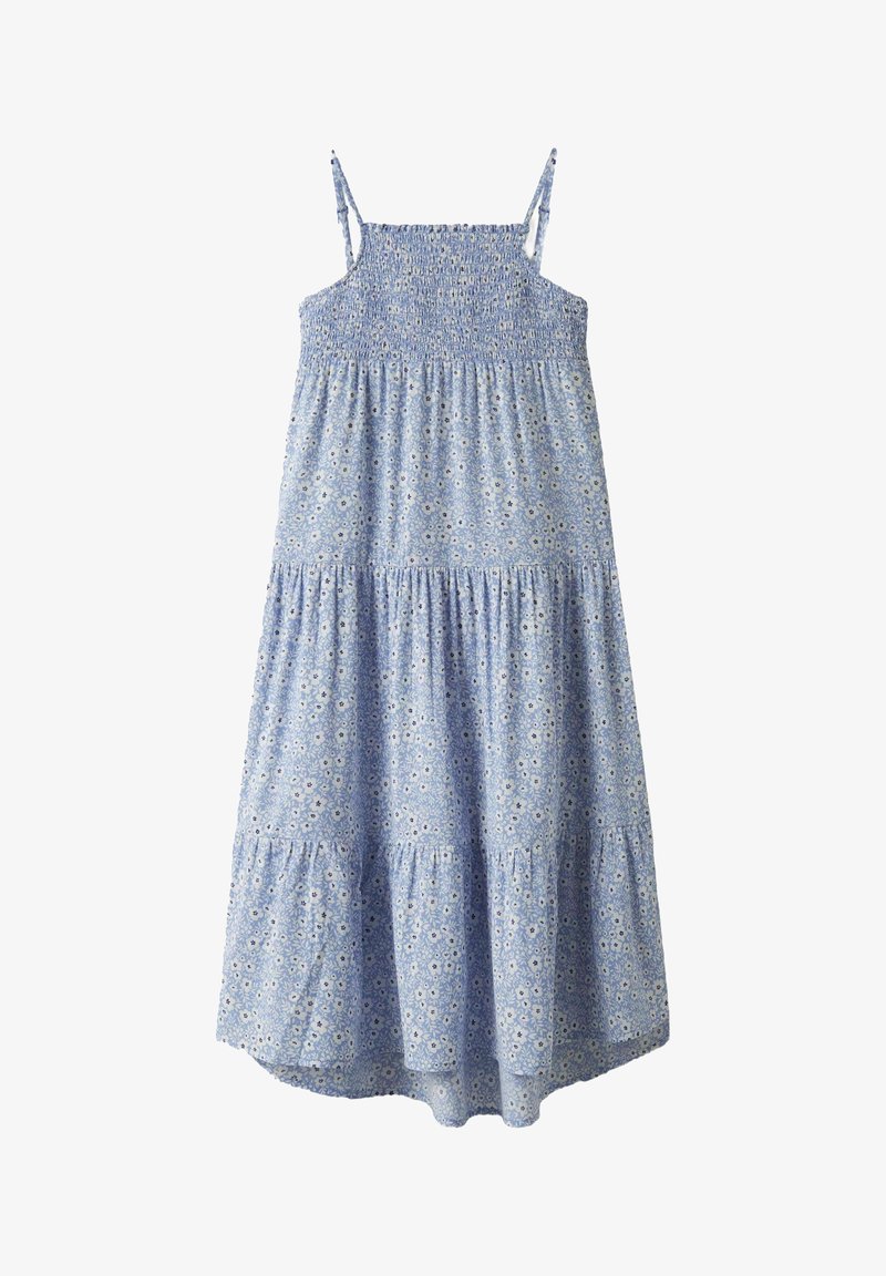Robe florale bleue avec corsage smocké, bretelles ajustables et jupe à volants. Le tissu présente de petites fleurs blanches et bleues sur un fond bleu clair.
