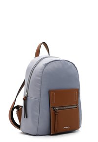 Sac à dos gris clair en nylon avec une poche avant en cuir marron, fermeture zippée en haut et accents de sangle marron réglables.