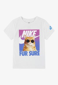 Hvit bomulls t-skjorte med grafikk av en katt med solbriller, med "NIKE" og "FUR SURE" i sterke farger på bakgrunn av lilla og blå.