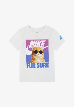Biała bawełniana koszulka z grafiką kota w okularach przeciwsłonecznych, z napisem "NIKE" i "FUR SURE" w wyrazistych kolorach na purpurowym i niebieskim tle.