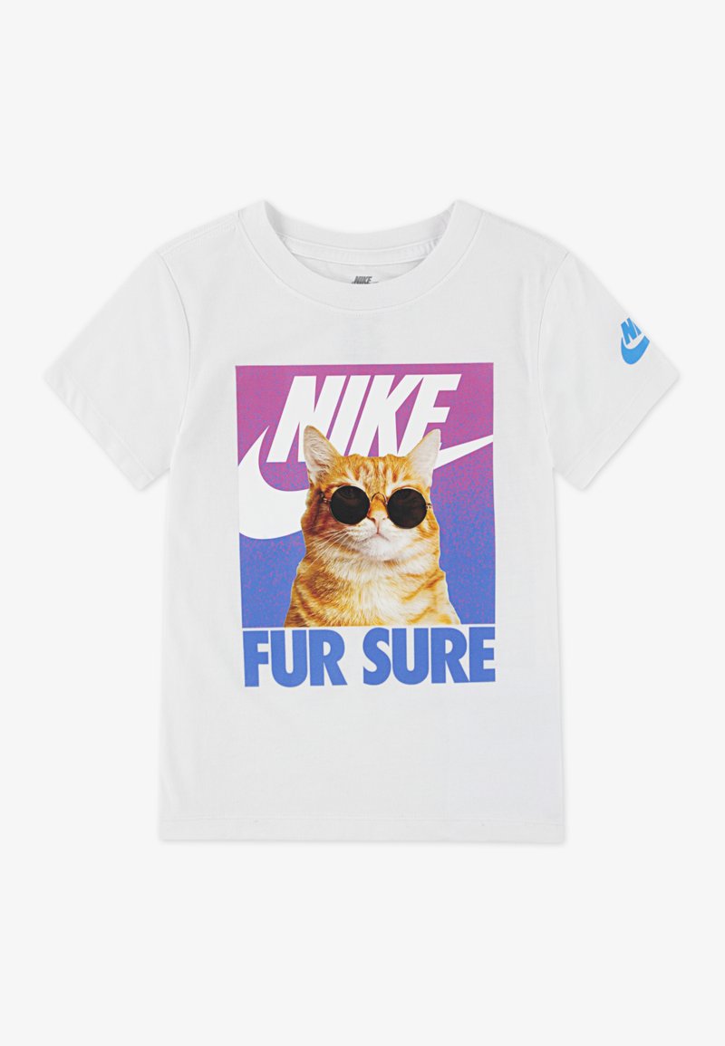 Hvit bomulls t-skjorte med grafikk av en katt med solbriller, med "NIKE" og "FUR SURE" i sterke farger på bakgrunn av lilla og blå.