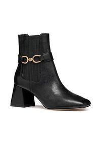 Stivaletto in pelle nera con design a righe, punta affusolata e un accento in metallo dorato. Presenta un tacco a blocco per maggiore stabilità.