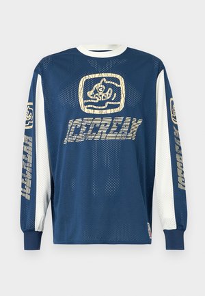 Μπλε σκούρο μακρυμάνικο πουκάμισο από δίχτυ με λευκά μανίκια. Διακοσμημένο με κρεμ χρώματος γραφικά, περιλαμβάνοντας λογότυπο και κείμενο "ICECREAM" στο μπροστινό μέρος και στα μανίκια.