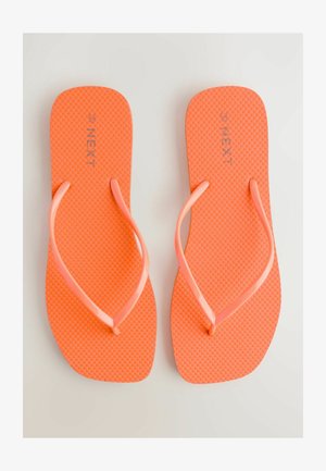 Oranžni natikači z teksturirano podlogo, tankimi trakovi in oznako "NEXT". Ravna zasnova primerna za sproščeno nošenje.