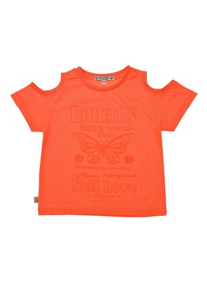Leuchtend orangefarbenes T-Shirt mit Cut-Out-Schultern, Schmetterlingsgrafik und Worten, die Natur, Selbstliebe, Freiheit und Wohlbefinden fördern.