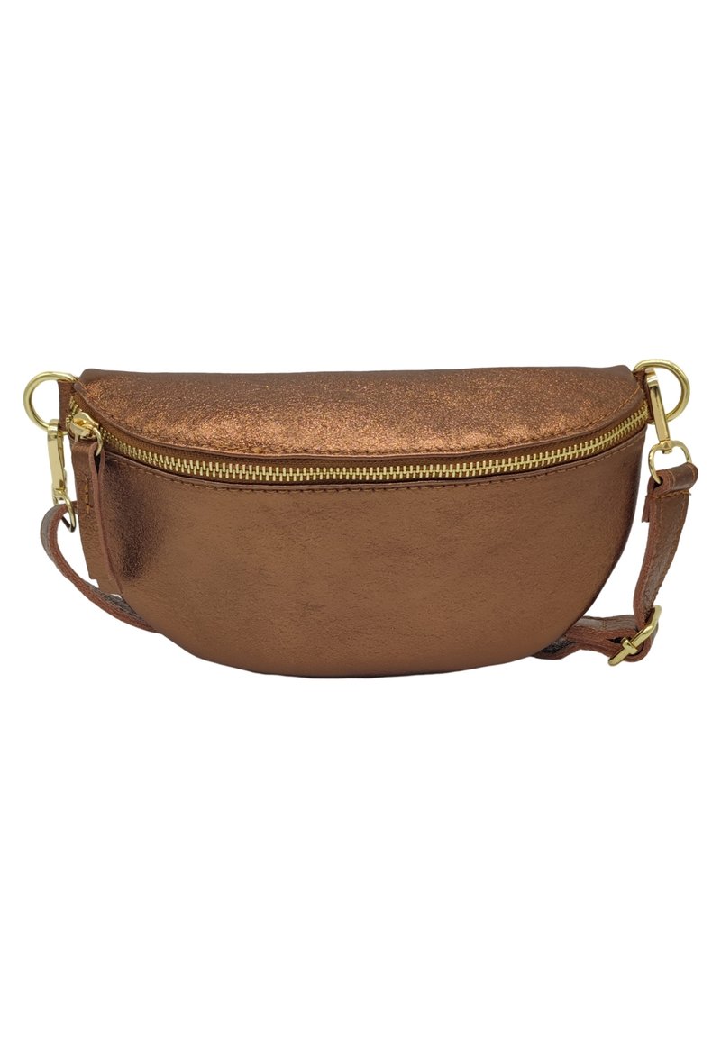 Sac à main en bronze métallique avec une forme courbée, fermeture à glissière et accents en métal doré. Équipé d'une bandoulière detachable. Texture lisse.