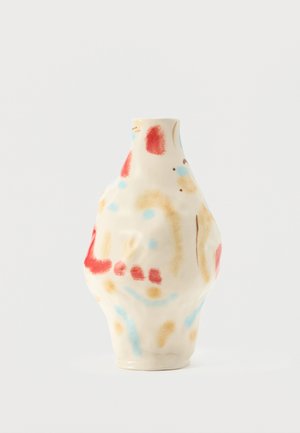 Vaso in ceramica color crema con forma arrotondata irregolare, decorato con motivi astratti a pennellate rosse, blu e beige.