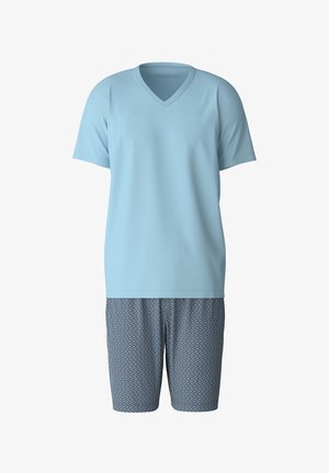 Helles blaues V-Ausschnitt-T-Shirt, kombiniert mit gemusterten, marineblauen Shorts mit geschwungenen Linien. Der Stoff scheint weich zu sein und hat eine lässige Passform.