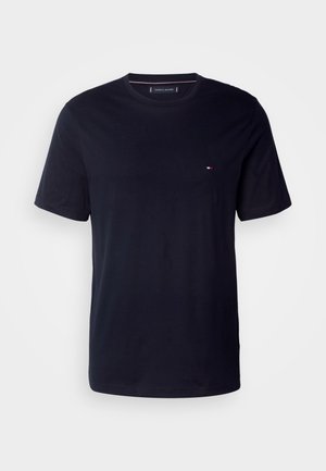 Navy modrá bavlnená tričko s okrúhlym výstrihom a krátkymi rukávmi. Obsahuje malú logovú dekoráciu na hrudi. Hladká textúra.
