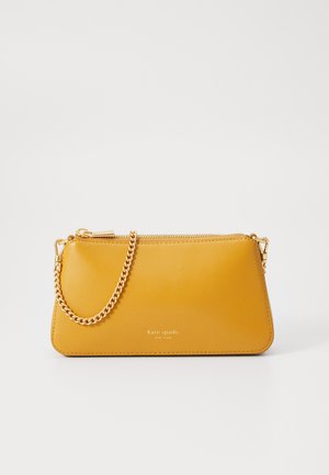 Clutch bag de couro amarelo com uma alça de corrente dourada, fecho em zip e logótipo "kate spade" em relevo. Textura suave e forma retangular.