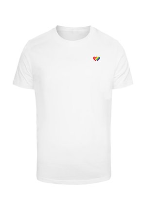 Vit t-shirt med kort ärm i bomull med en liten flerfärgad hjärtlogo på vänster bröstområde. Klassisk rundhalsdesign.