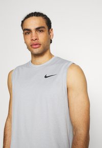 Nike Performance DRY TANK - Top - particle grey/grey fog/heather/black