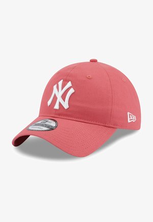 New York Yankees Cap aus weichem Korallenstoff. Mit aufgesticktem weißen Logo, verstellbarem Riemen und einem strukturierten Design mit gebogenem Schirm.