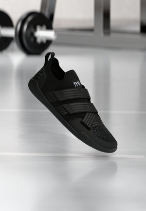 Mustad mustes spordijalats, millel on tekstuuriga kummitald, reguleeritavad rihmad ja sobiv sokilaadne disain. Küljel on logo.