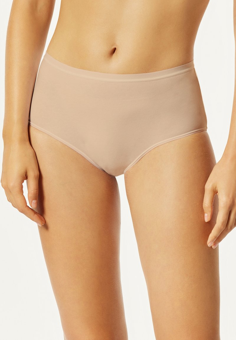 Hooggesneden beige onderbroek gemaakt van zachte stof, met een naadloos ontwerp en een gladde afwerking zonder zichtbare randen.