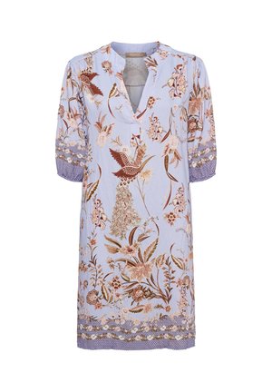 Lyseblå knælængde kjole med trekvartærmer, med et mønster med blomster og fugle i brune og creme nuancer og en V-udskæring.