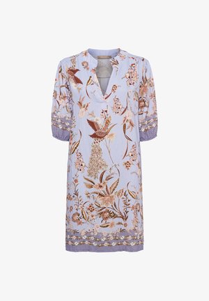 Lyseblå knælængde kjole med trekvartærmer, med et mønster med blomster og fugle i brune og creme nuancer og en V-udskæring.