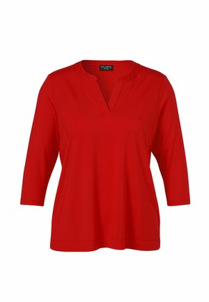 Rotes Damenoberteil mit 3/4-Ärmeln und einem Ausschnitt mit Kerbe, aus glattem Stoff, vor weißem Hintergrund dargestellt.