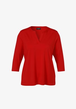 Rode damestop met driekwart mouwen en een V-hals, gemaakt van gladde stof, afgebeeld op een witte achtergrond.
