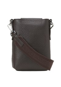 Bruine leren schoudertas met een gestructureerde afwerking, zilveren hardware en een stoffen hengsel met verhoogde merkletters.