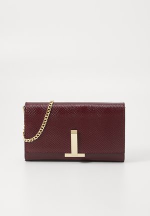 Pochette en simili cuir texturé bordeaux avec une bandoulière en chaîne dorée et un fermoir en métal. Forme rectangulaire, finition lisse, détails minimalistes.