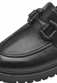 Černé kožené mokasíny s texturovaným povrchem, které mají výrazný detailem s přezkou a robustní gumovou podrážku s protiskluzovými vzory.