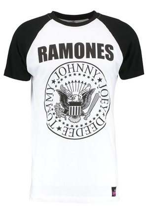 Černé a bílé tričko s krátkým rukávem, na kterém je nápis "RAMONES" a kulatý grafický motiv s orlem a hvězdami. Bavlněná tkanina, kulatý výstřih.