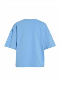Lyseblå t-skjorte med kort erm, avslappet passform, rund hals og glatt bomullstekstur. Ingen mønstre eller detaljer i metalldeler synlige.