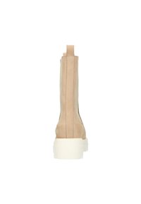 Botines de cuero beige hasta el tobillo, con punta redonda, textura suave, cremallera lateral y suela de goma blanca gruesa, mostrados desde la parte trasera.
