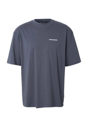 Camiseta de manga corta de cuello redondo en gris oscuro con pequeño logo blanco "PEGADOR" en el pecho izquierdo, presentada sobre un fondo blanco.