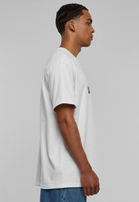 Upscale by Mister Tee CCTV OVERSIZE - T-shirts print - white