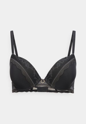 Czarny wyściełany biustonosz z koronkową lamówką, regulowanymi ramiączkami i małym okrągłym metalowym zawieszkiem na środku przodu.