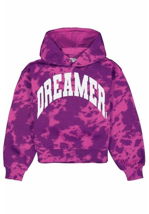 Fioletowo-różowa bluza z kapturem z efektem tie-dye, z dużym białym napisem "DREAMER" łukowato rozciągniętym na klatce piersiowej, wyposażona w przednią kieszeń oraz ściągacze na mankietach i dolnym brzegu.